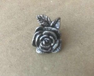 BROŠ RUŽA, reljefni, odličan i decentan