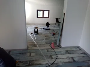 063215268 postavljanje laminata i lajsni