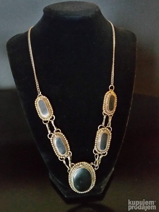 Stara ogrlica sa poludragim kamenom, Prelepa