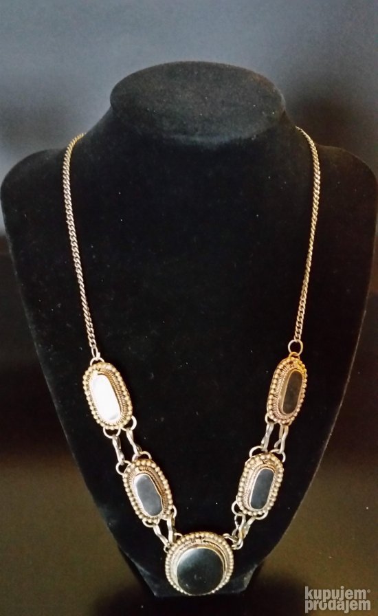 Stara ogrlica sa poludragim kamenom, Prelepa