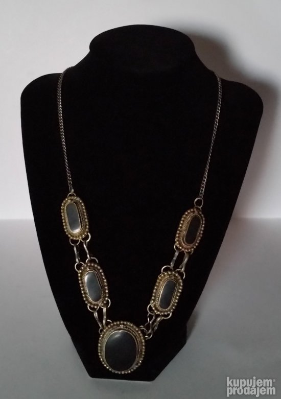 Stara ogrlica sa poludragim kamenom, Prelepa