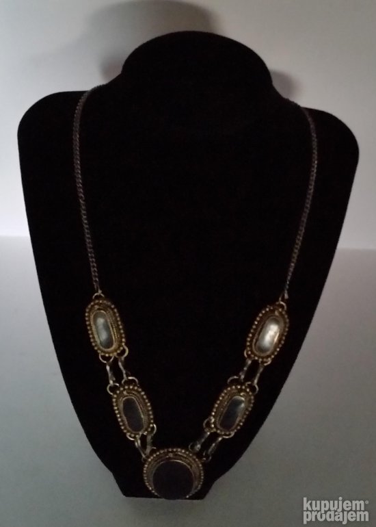 Stara ogrlica sa poludragim kamenom, Prelepa