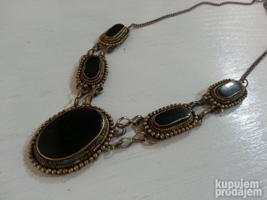 Stara ogrlica sa poludragim kamenom, Prelepa