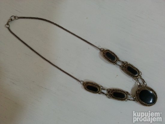 Stara ogrlica sa poludragim kamenom, Prelepa