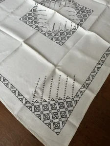 Stolnjak rucno vezen 130x103