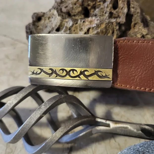 Šnala pločasta za kaiš 3cm nikal i crni nikal sa gravurom