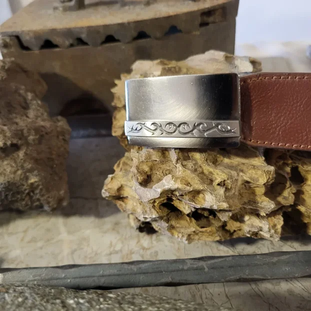 Šnala pločasta za kaiš 3cm nikal i crni nikal sa gravurom