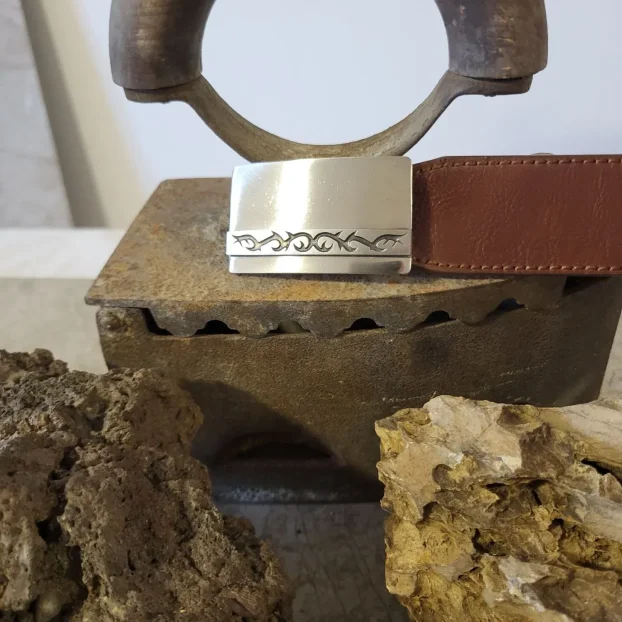 Šnala pločasta za kaiš 3cm nikal i crni nikal sa gravurom