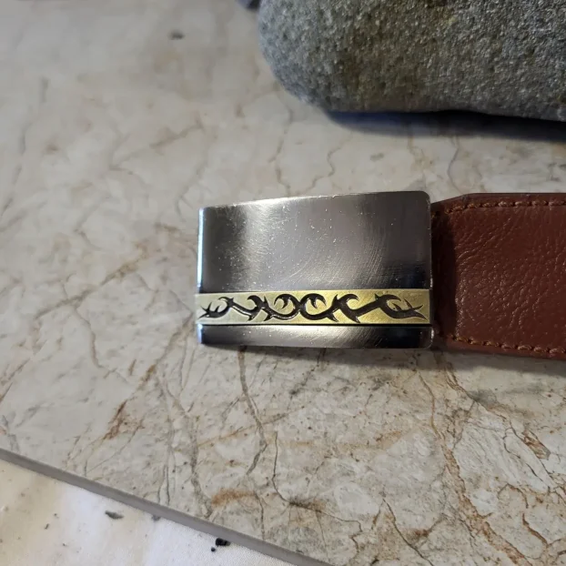 Šnala pločasta za kaiš 3cm nikal i crni nikal sa gravurom