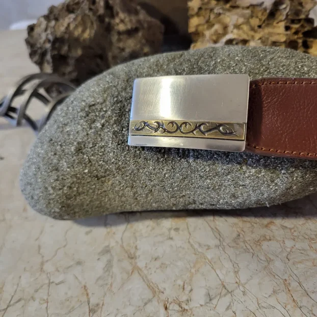 Šnala pločasta za kaiš 3cm nikal i crni nikal sa gravurom