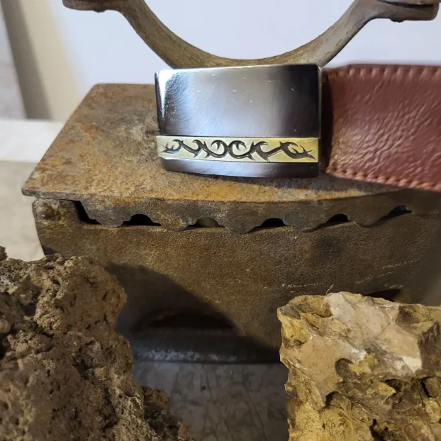 Šnala pločasta za kaiš 3cm nikal i crni nikal sa gravurom