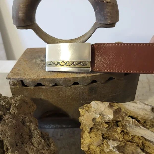 Šnala pločasta za kaiš 3cm nikal i crni nikal sa gravurom