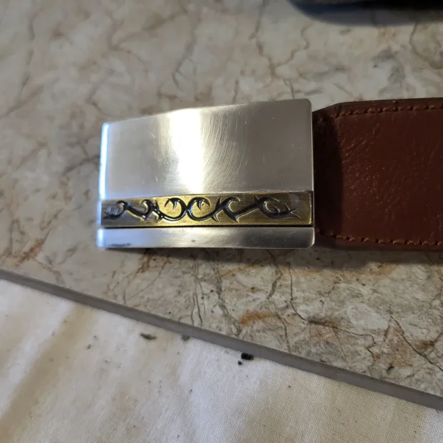 Šnala pločasta za kaiš 3cm nikal i crni nikal sa gravurom