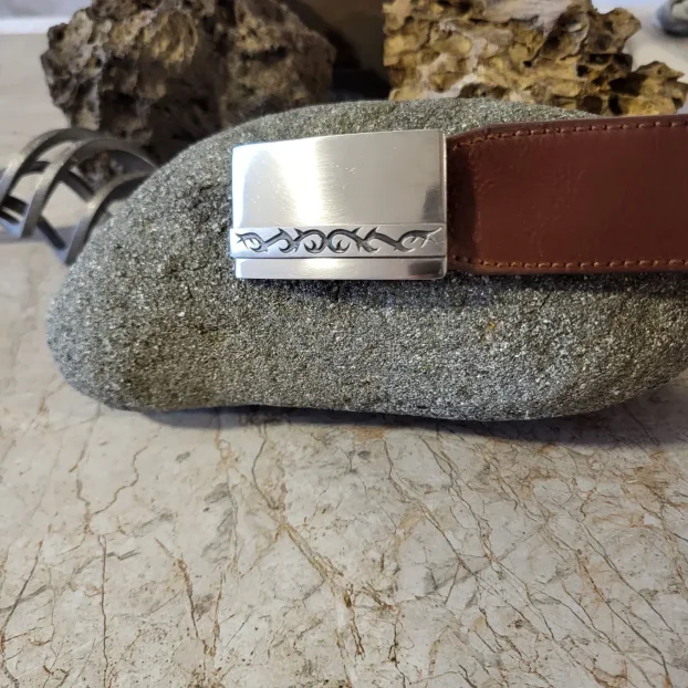 Šnala pločasta za kaiš 3cm nikal i crni nikal sa gravurom