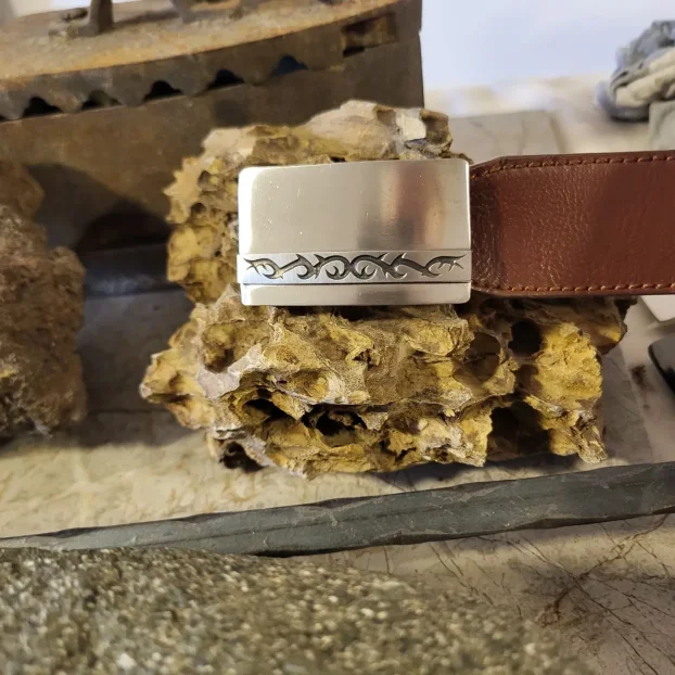 Šnala pločasta za kaiš 3cm nikal i crni nikal sa gravurom