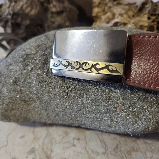 Šnala pločasta za kaiš 3cm nikal i crni nikal sa gravurom