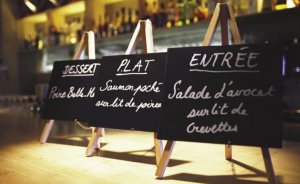 Crna tabla stafelaj mini sa nosacem set Novo