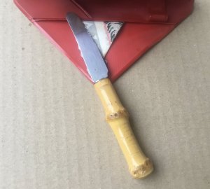 NOŽ izletnički manji, u svom trougao omotu, praktičan