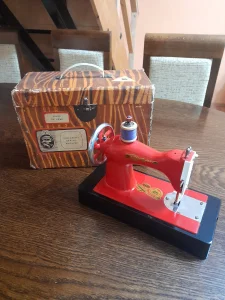 Stara sssr decija sivaca masina metalna sa kutijom odlicna