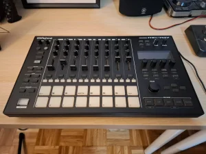 Roland MC-707 Groovebox