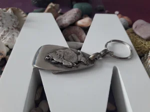 Otvarac za flase pecaroski,saran privezak za kljuceve,riba