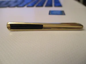 VINTAGE Drzac za Kravatu SA ONIX kamen pozlacen AMERIK A&D