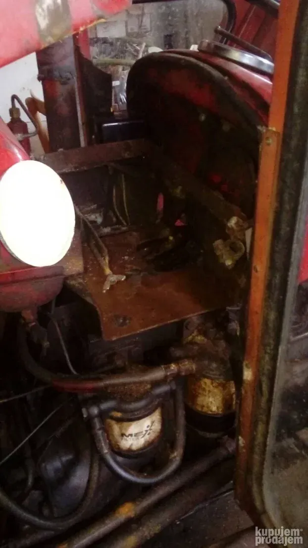 Traktor Ferguson 533  koji nije u upotrebi 10godina