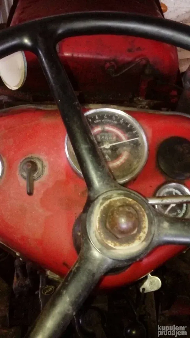 Traktor Ferguson 533  koji nije u upotrebi 10godina