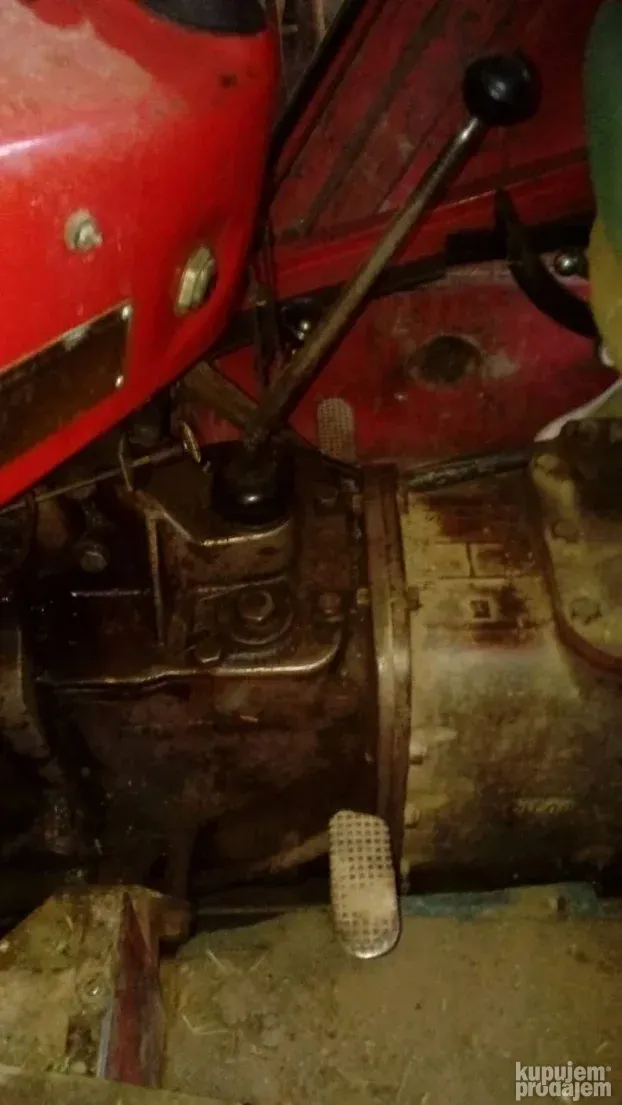 Traktor Ferguson 533  koji nije u upotrebi 10godina