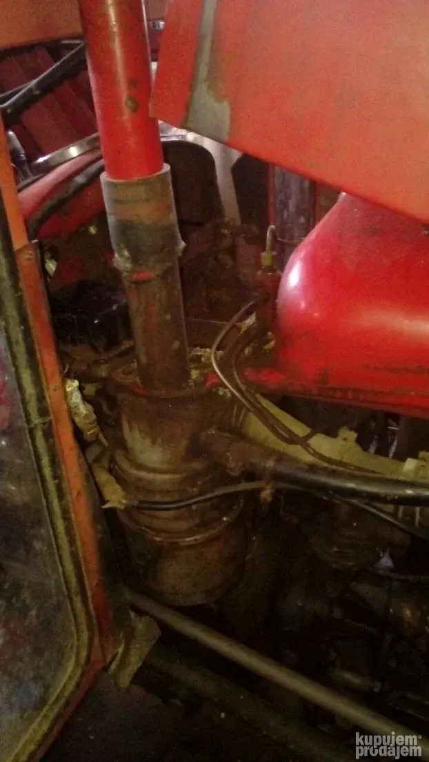 Traktor Ferguson 533  koji nije u upotrebi 10godina