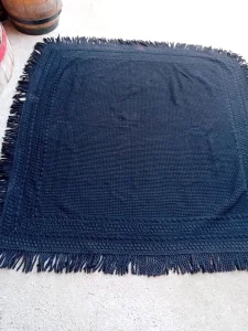 Prelep vuneni ručno radjen stolnjak 160x160cm