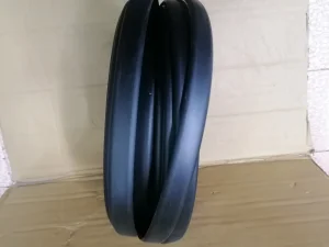 Lajsna ukrasna za vrata crna, samolepljiva, 28 mm