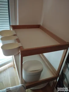 IKEA sto za presvlacenje bebe sa dodacima