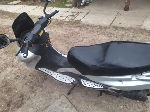 Prodajem skuter 2t