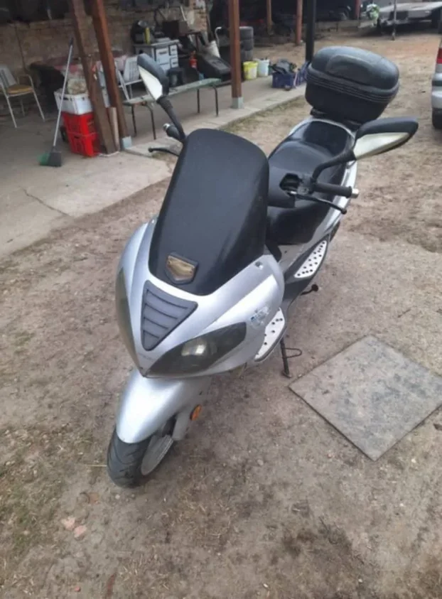 Prodajem skuter 2t