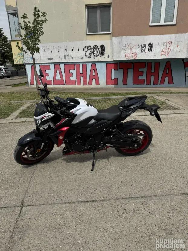 Suzuki GSXS 750