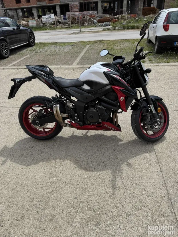 Suzuki GSXS 750