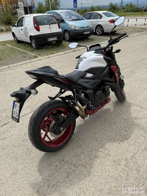 Suzuki GSXS 750