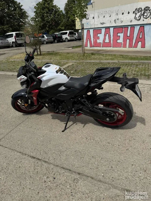 Suzuki GSXS 750