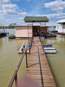 Splav na Savi Makiška strana