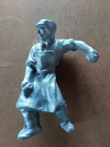 Livena skulptura radnik livac 22cm