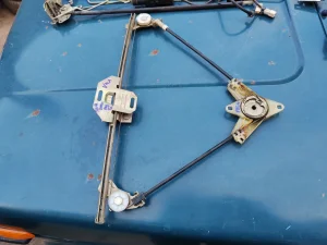 Podizac stakla prednjih desnih vrata Lada 110,111,112