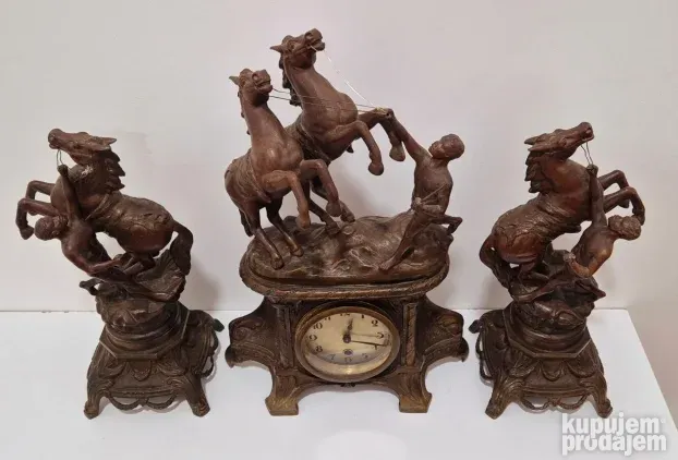 Prelep Napoleon III kaminski sat sa figurama Konja
