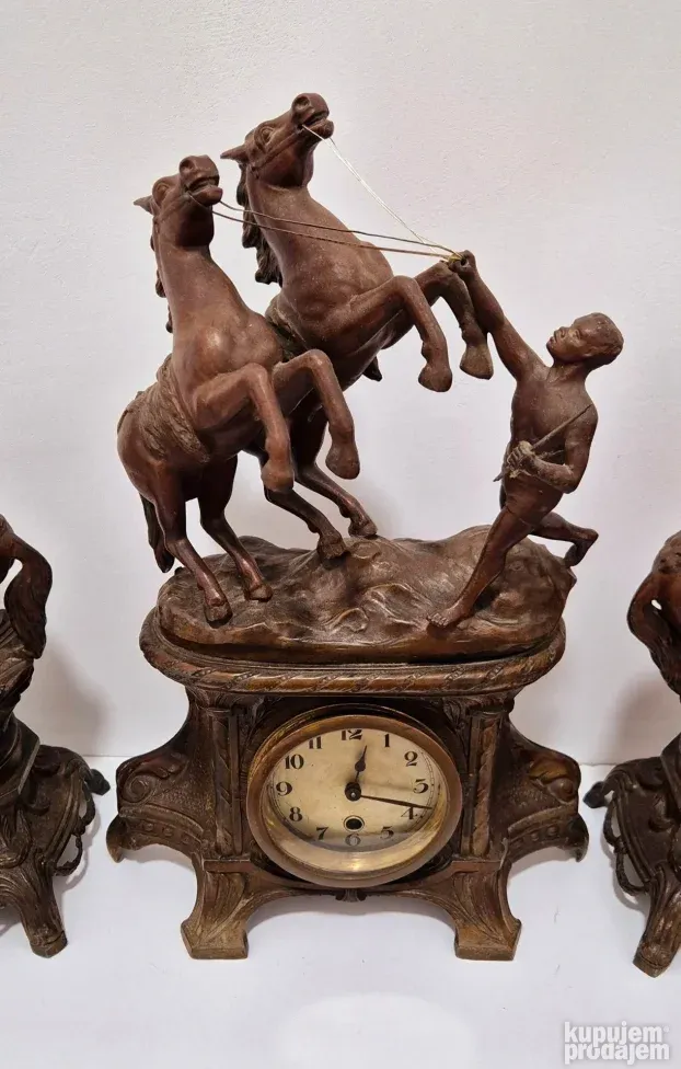 Prelep Napoleon III kaminski sat sa figurama Konja