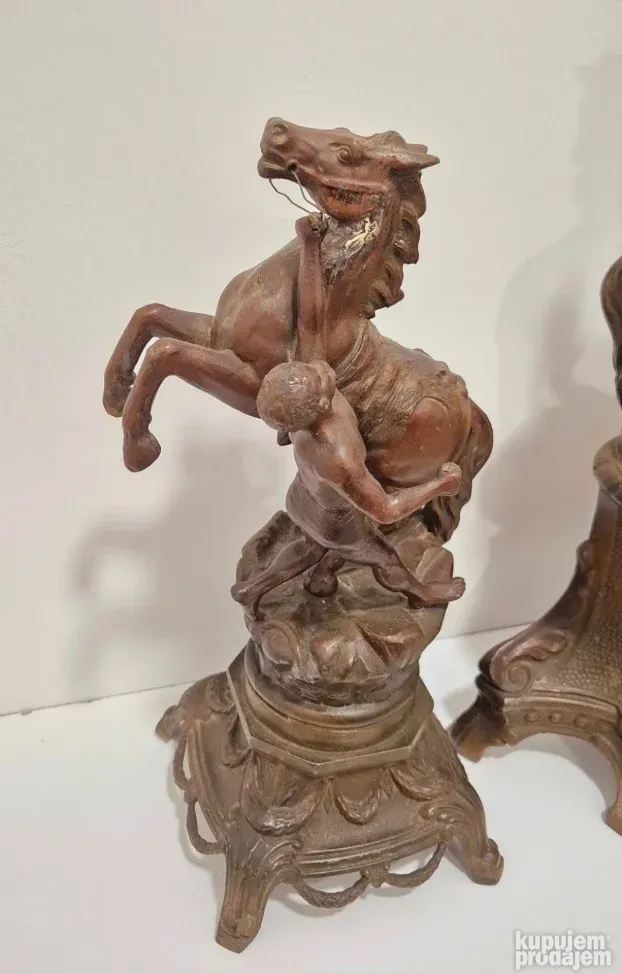 Prelep Napoleon III kaminski sat sa figurama Konja