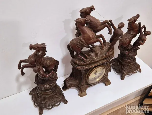 Prelep Napoleon III kaminski sat sa figurama Konja