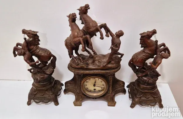 Prelep Napoleon III kaminski sat sa figurama Konja
