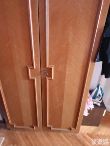 Popravka vrata na ormarima ,stelovanje i zamena sarki
