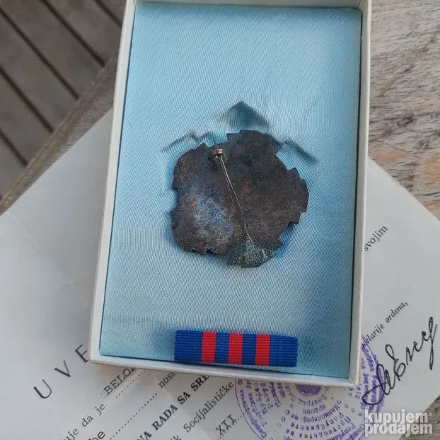 Orden rada sa srebrnim vencem u kutiji sa ukazom