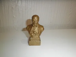 Kradjordje bista od metala
